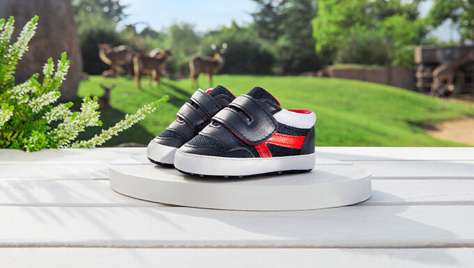 https://www.chicco.es/dw/image/v2/BJJJ_PRD/on/demandware.static/-/Sites-Chicco-Spain-Library/es_ES/dwc48f4a14/site/05-Paginas de Categoria/Fashion/Zapatos/Bebe/CHICCO_SS25_SL_101-680x385px.jpg